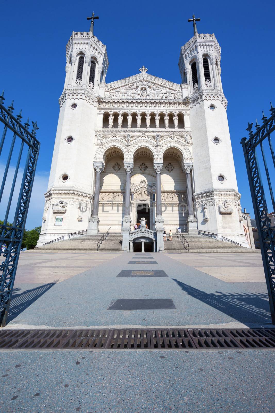 Famous Fourviere basilica by vwalakte