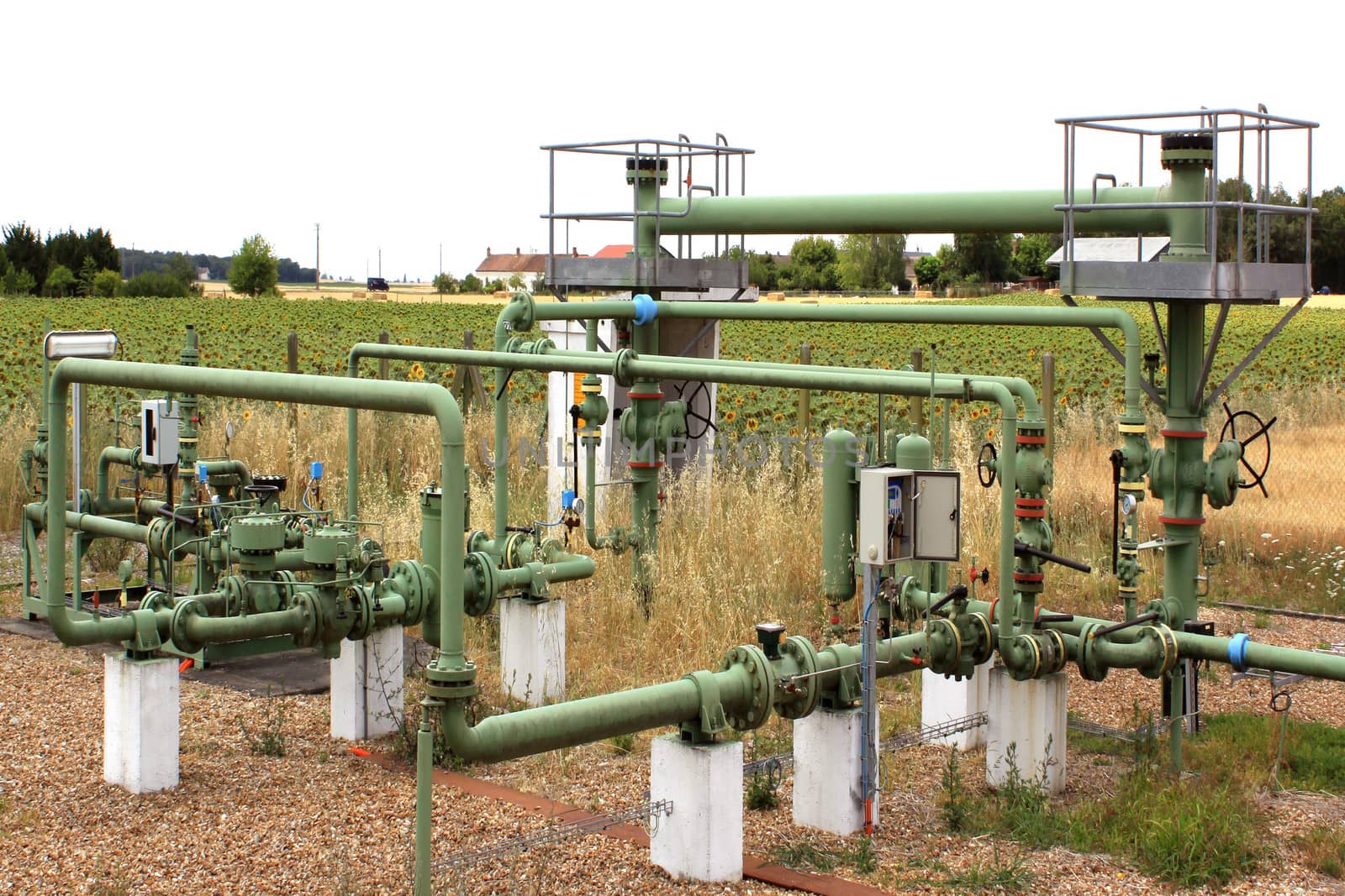 pipes and valves for the transport of gas for fossil energy