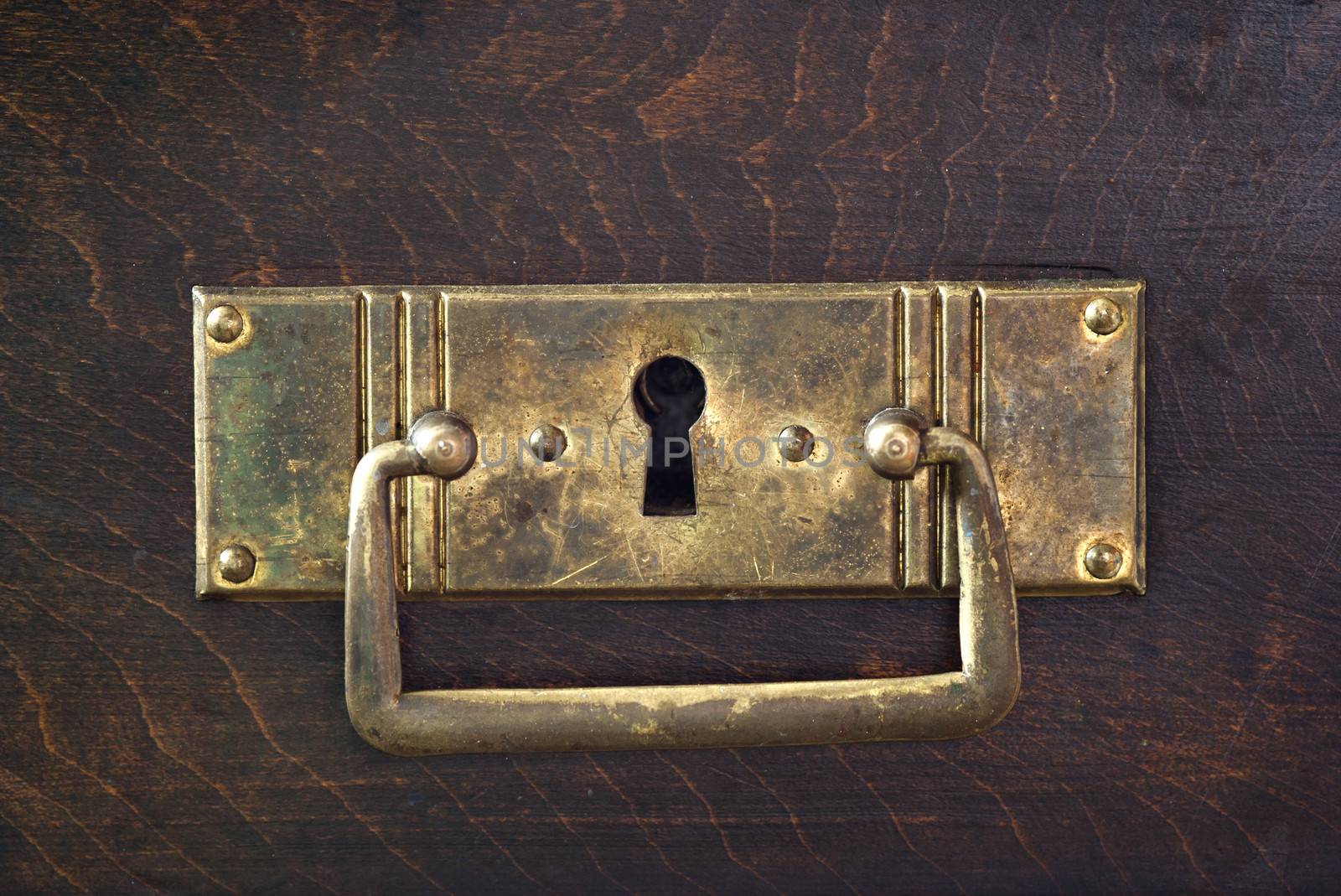 Detail of the old drawer with key hole