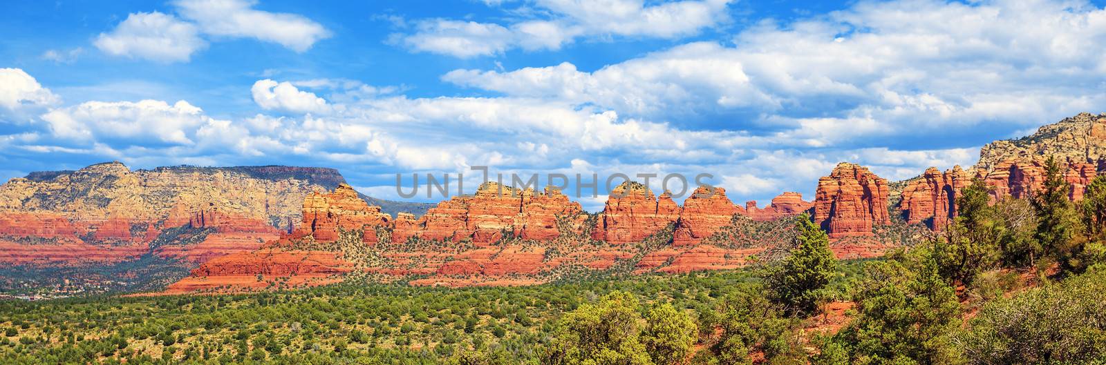 Sedona area landscape with red sandstone cliffs