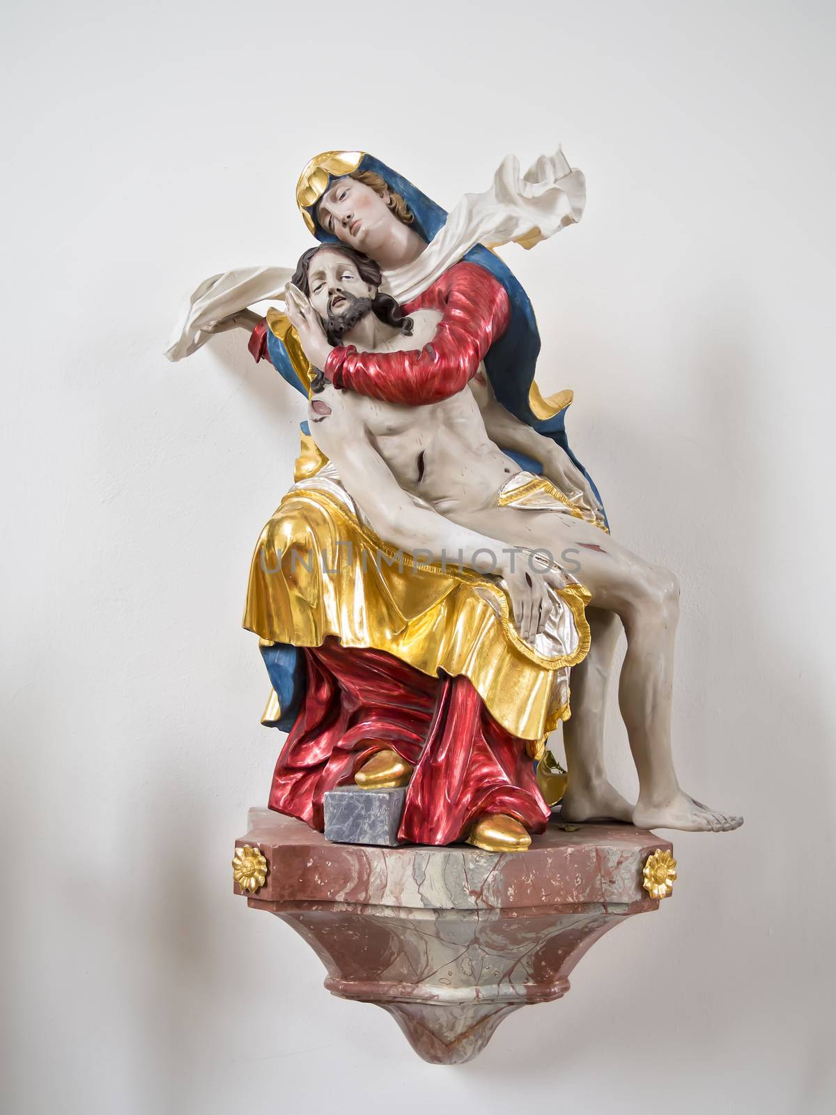 Picture of a statue of Maria with Jesus
