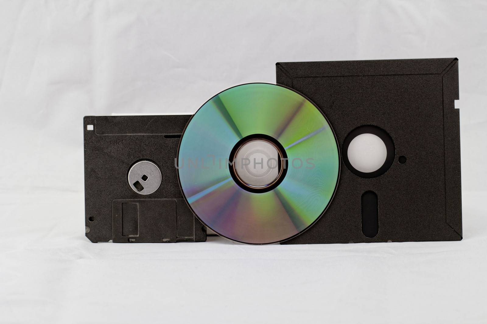 old fashion floppy an cd dvd by NagyDodo