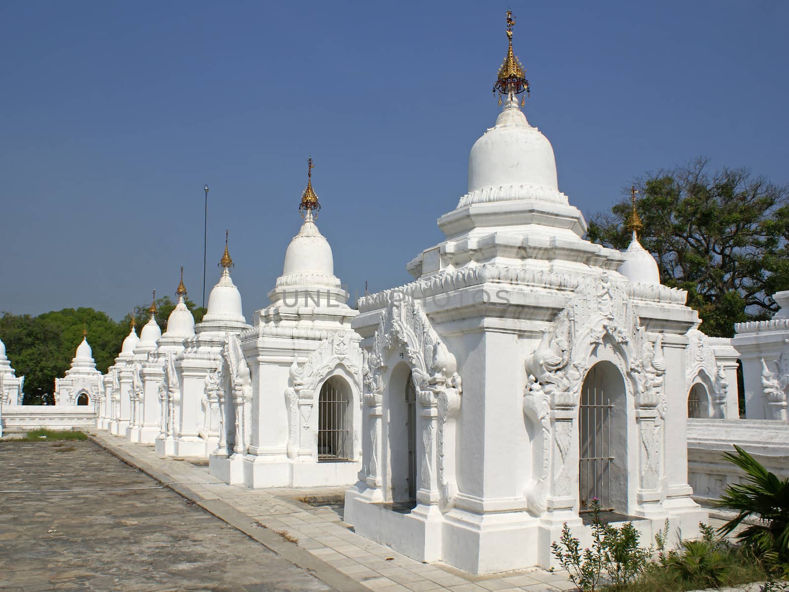 Kuthodaw Pagoda, Mandalay, Burma by alfotokunst