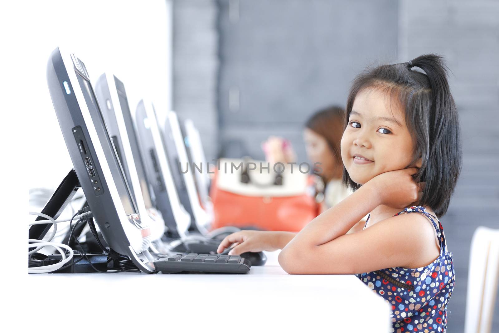 Asian children to using computer in classroom