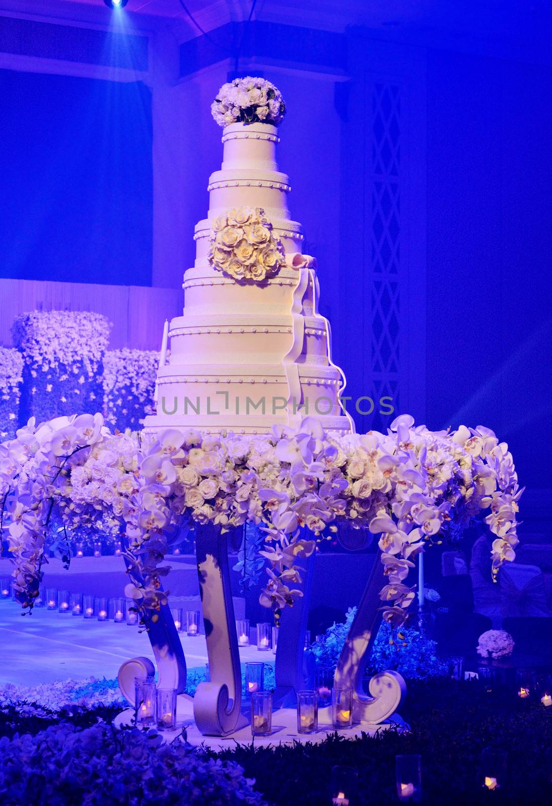 Wedding cake with flower decorate in wedding ceremony