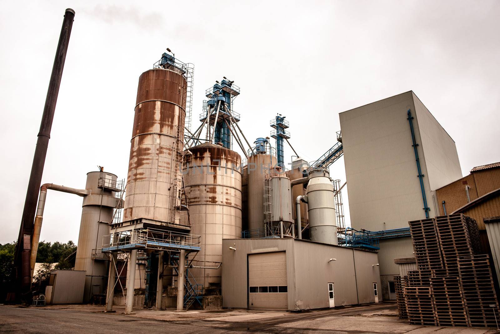 Industrial silos in a old rusty inviroment