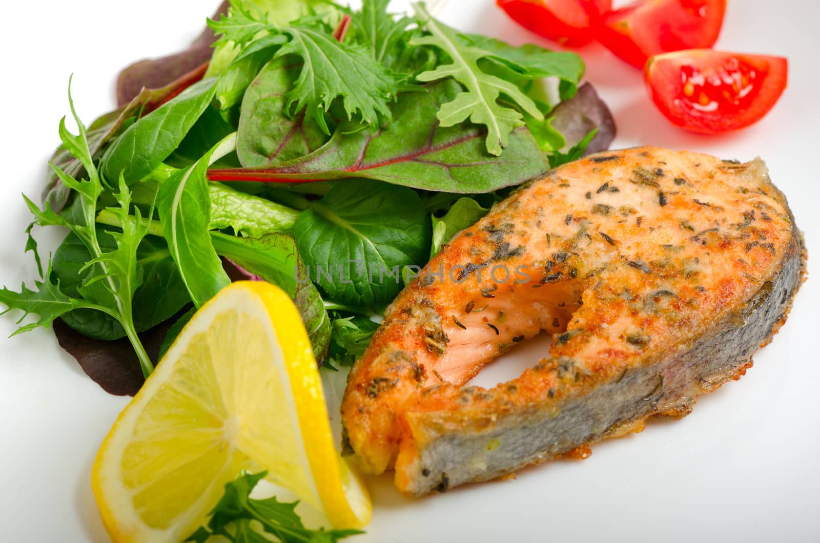 Grilled salmon with mesclun salad, cherry tomatoes and lemon