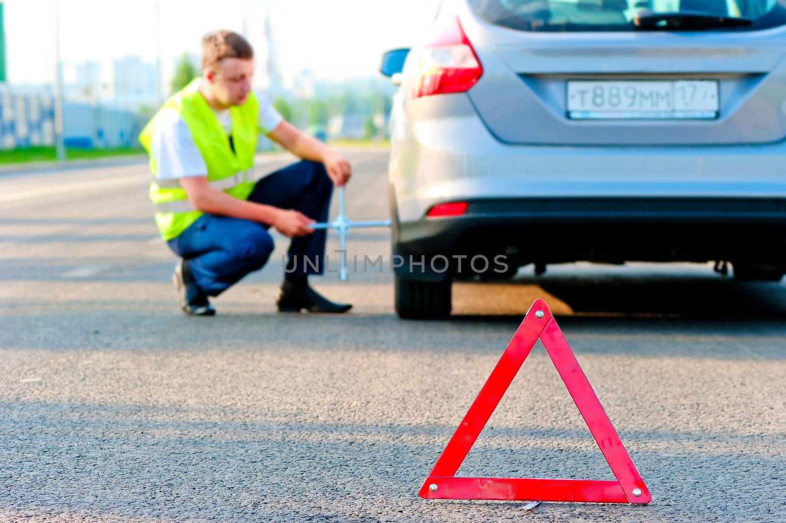 warning triangle and help the mechanic on the road