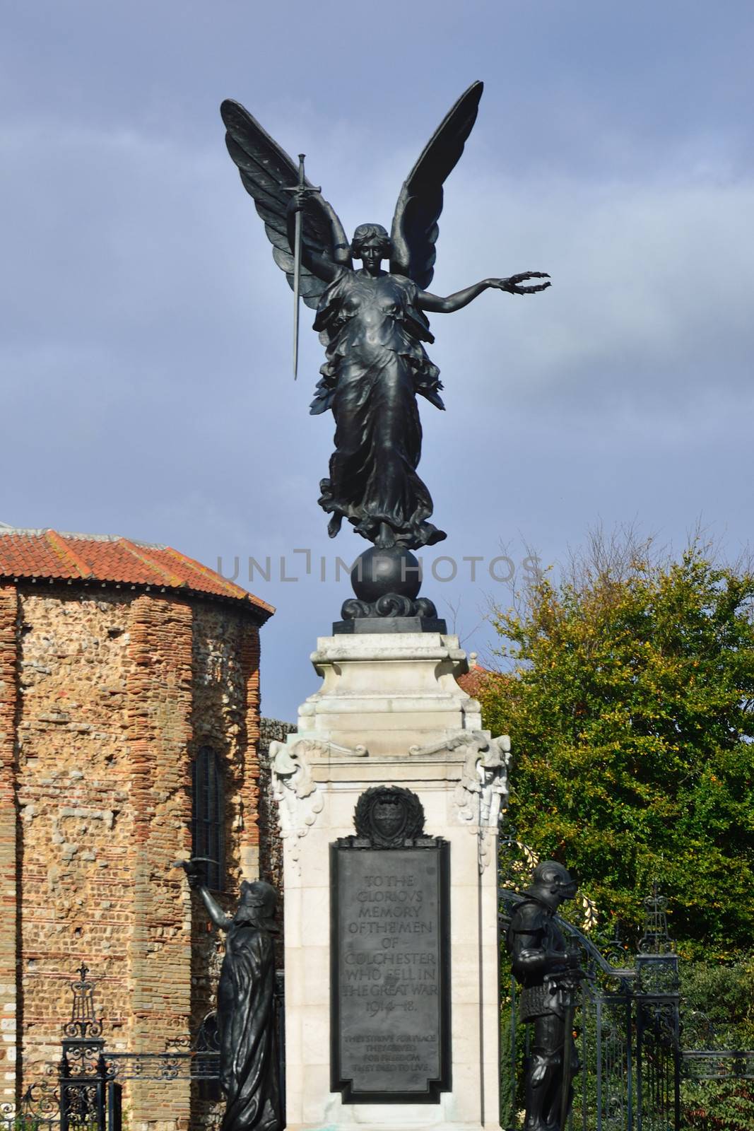 Cochester War Memorial with castle in background