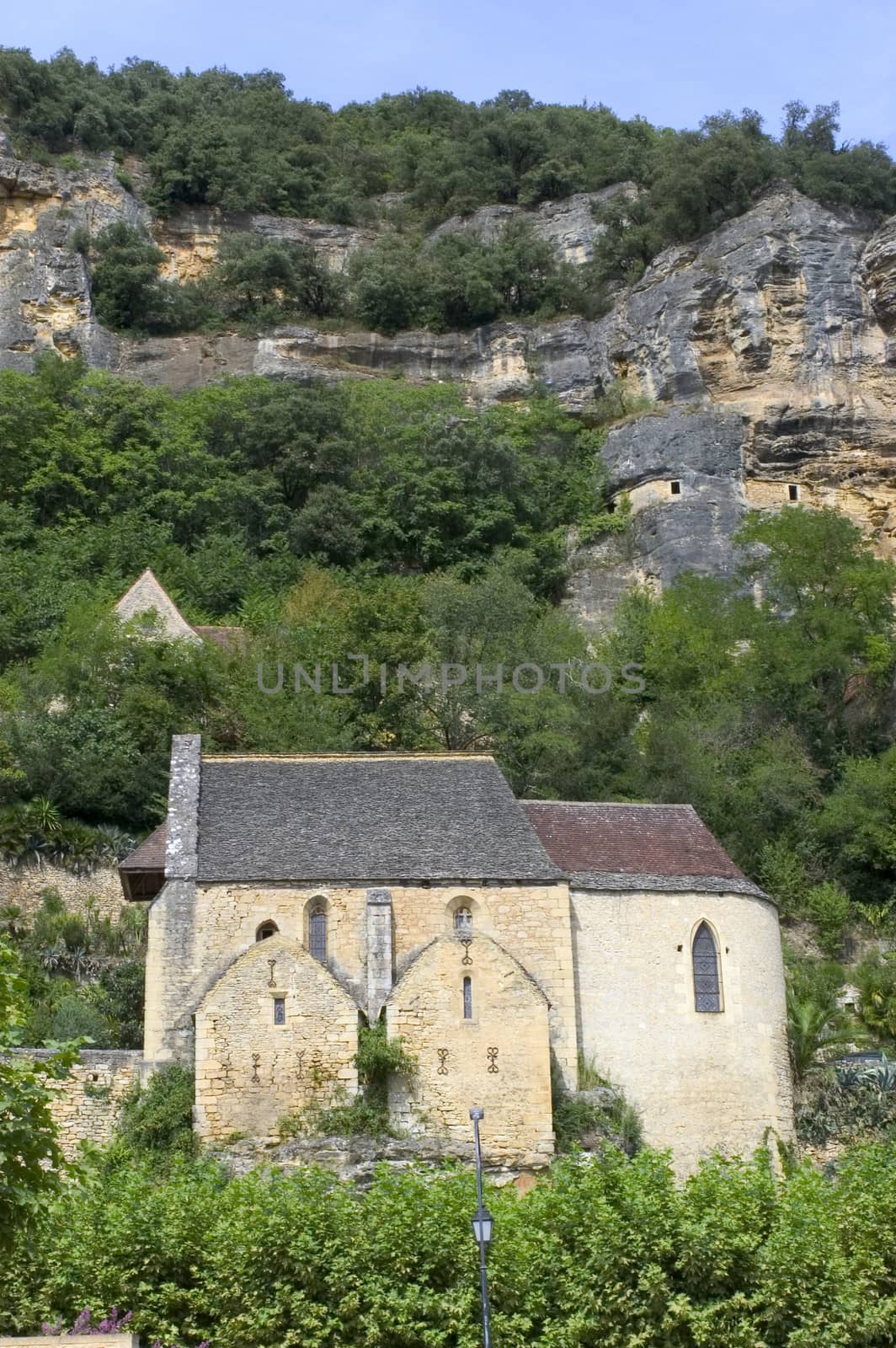 The Roque-Gageac, beautiful French village of the Dordogne, recontruit with the rock that collapsed the cliff.