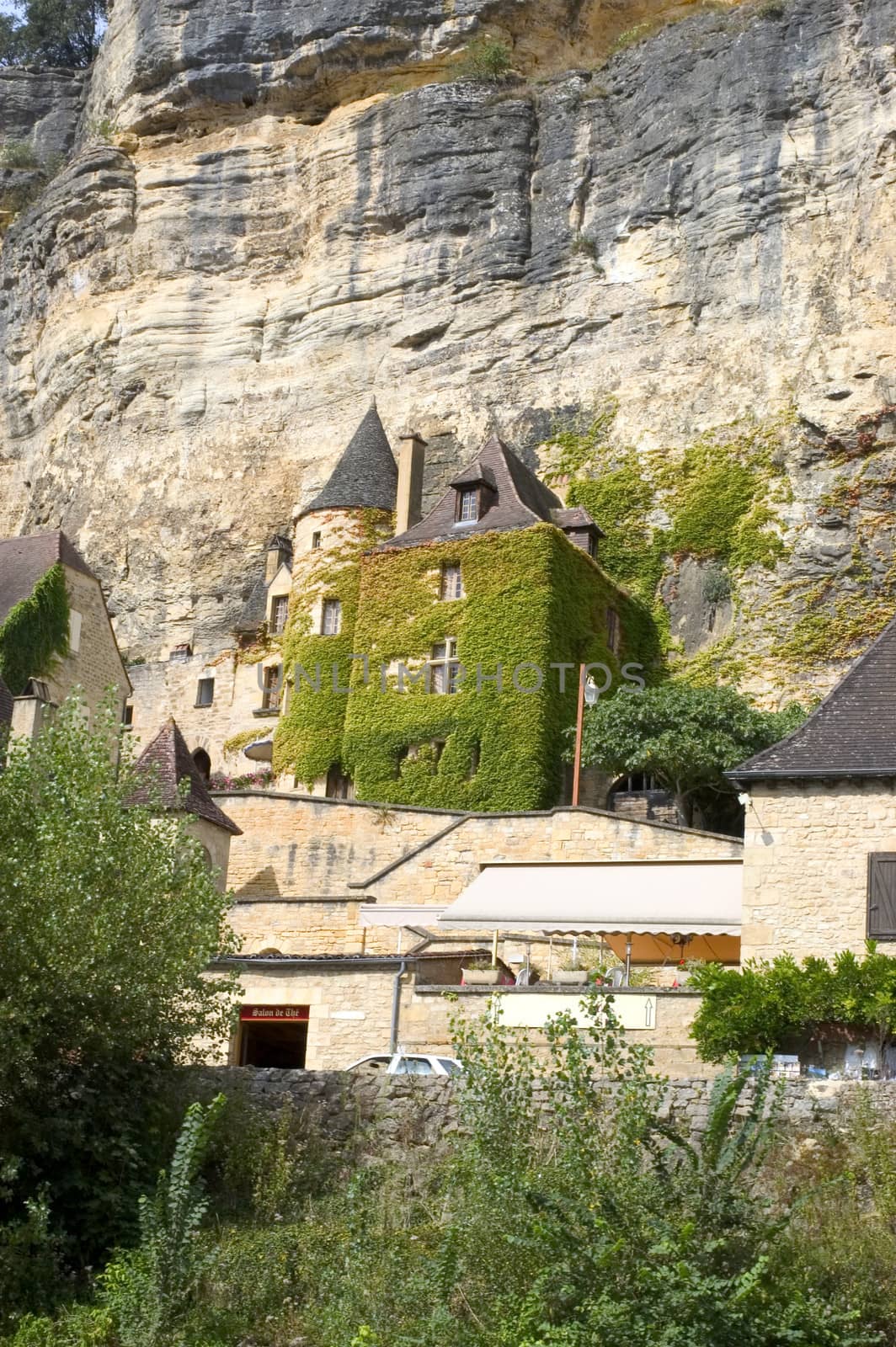 The Roque-Gageac, beautiful French village of the Dordogne, recontruit with the rock that collapsed the cliff.