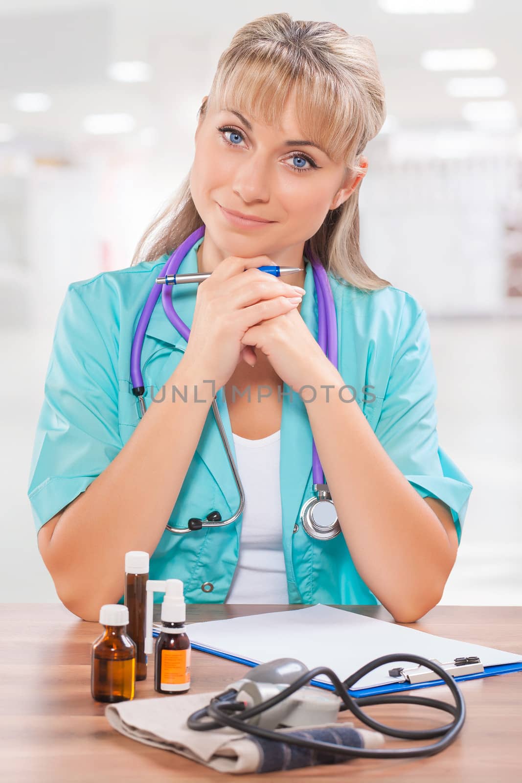 a frindly female doctor at the table