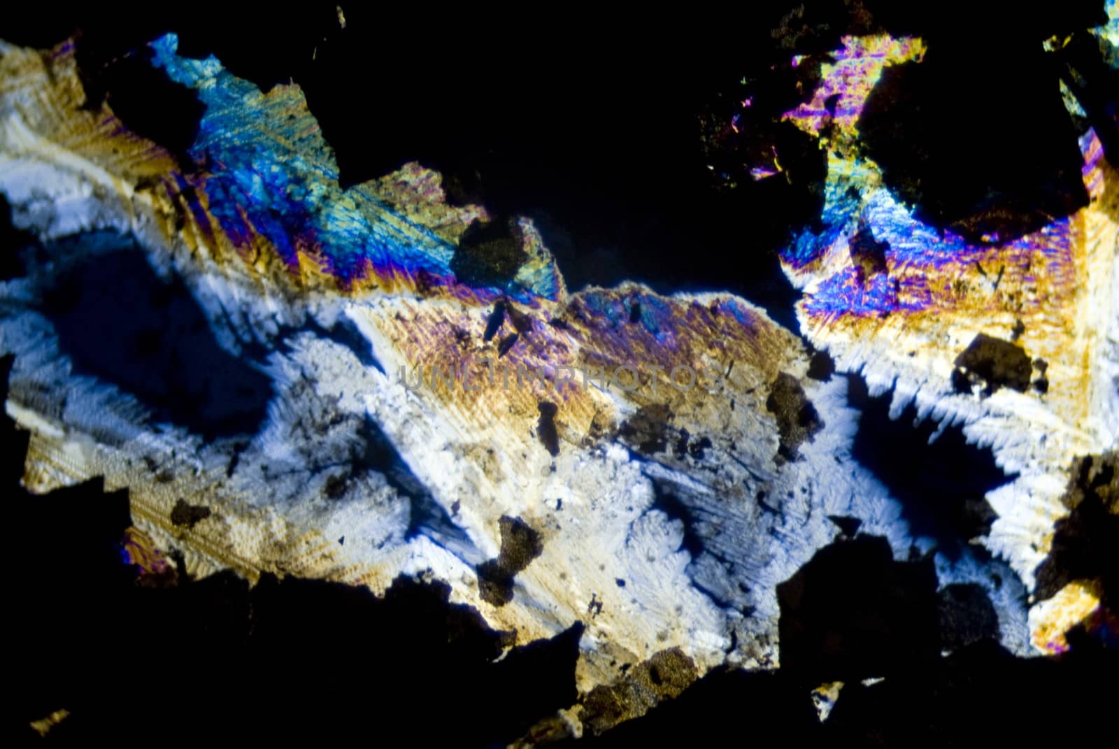 Soot particles and microcrystals in polarized light