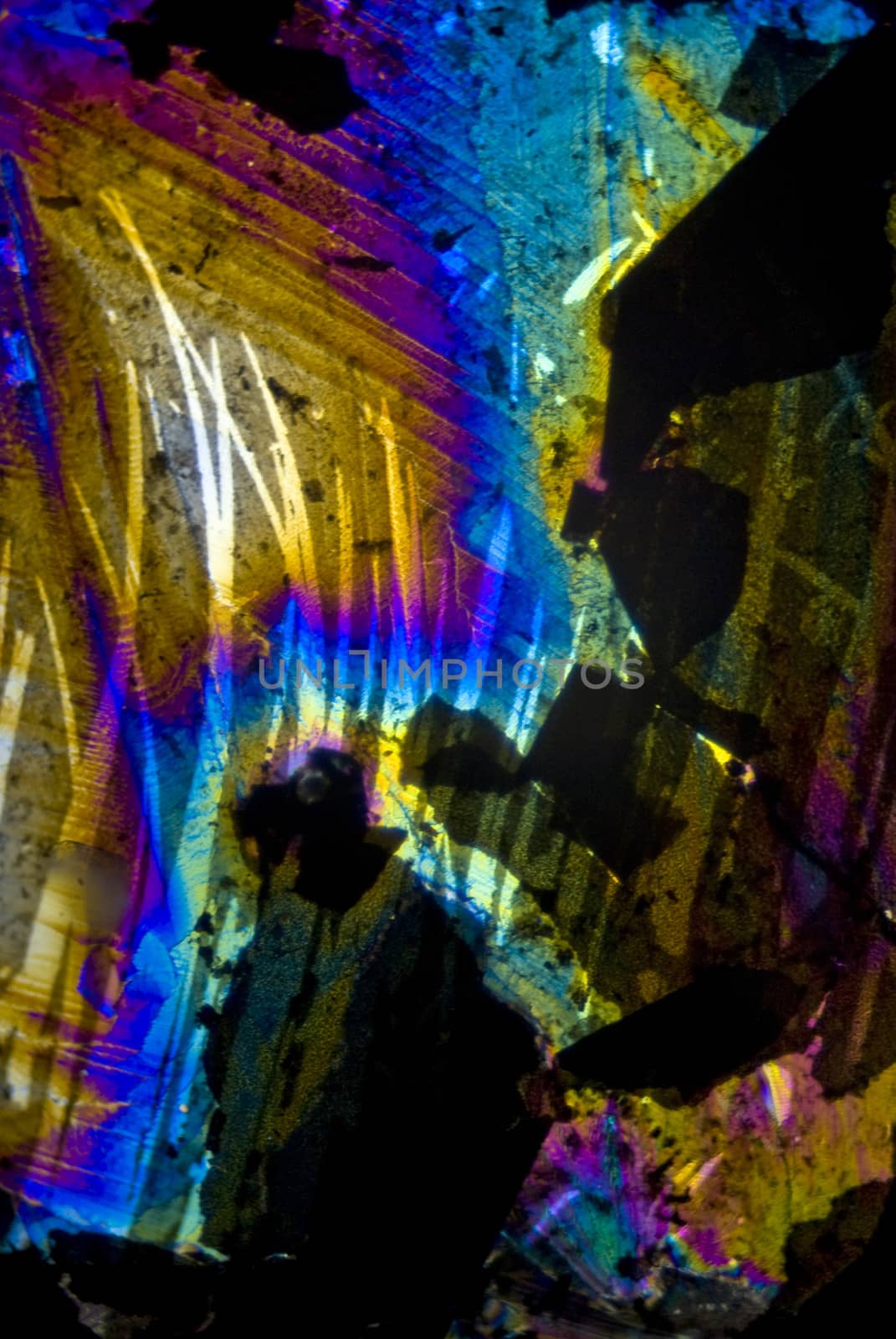 Soot particles and microcrystals in polarized light