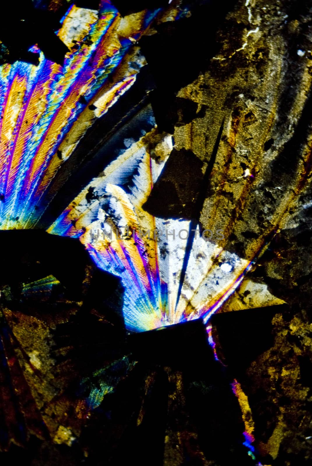 Soot particles and microcrystals in polarized light