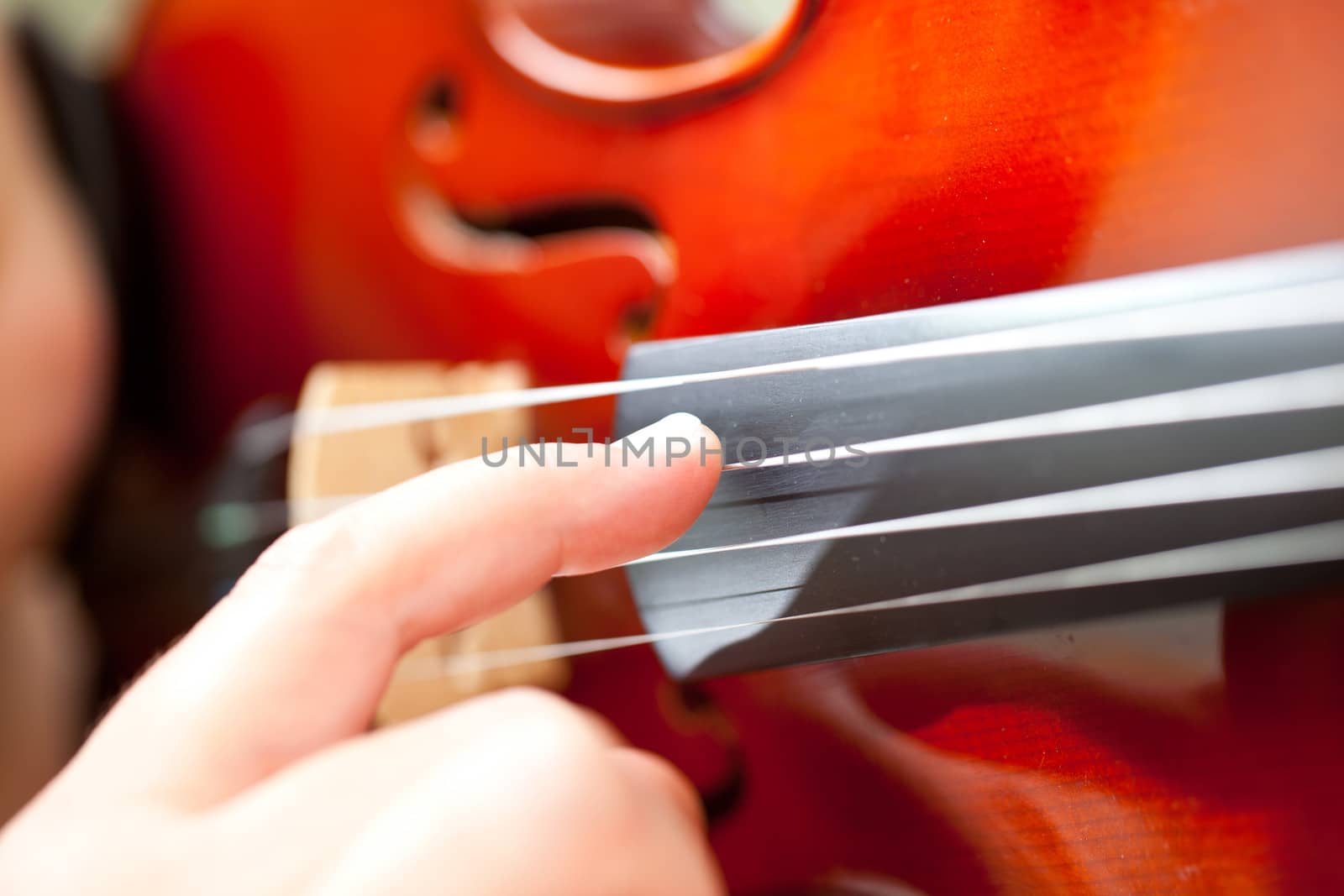 finger on the string violin
