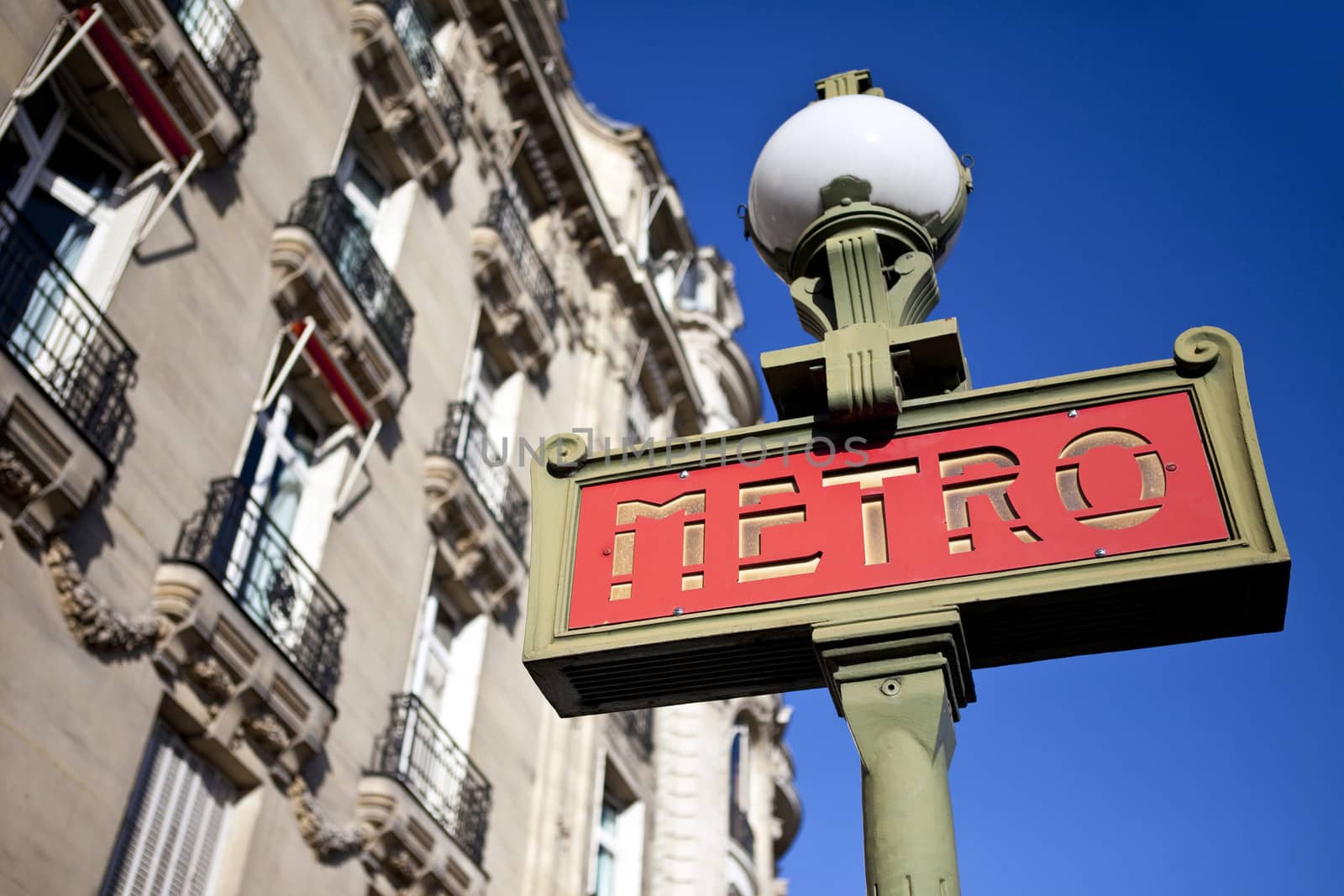 A sign for the Paris Metro Train Service.