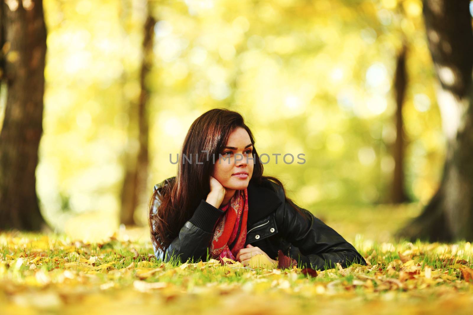  woman portret in autumn leaf close up