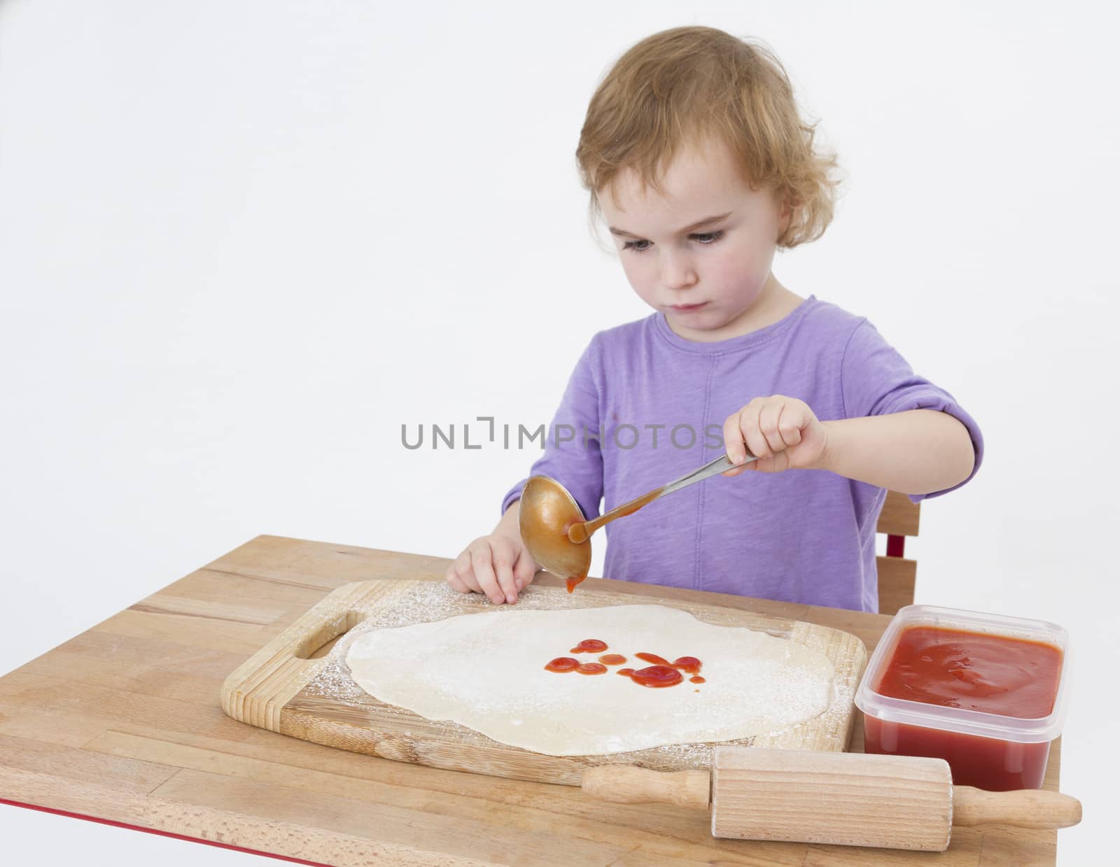 girl making pizza by gewoldi