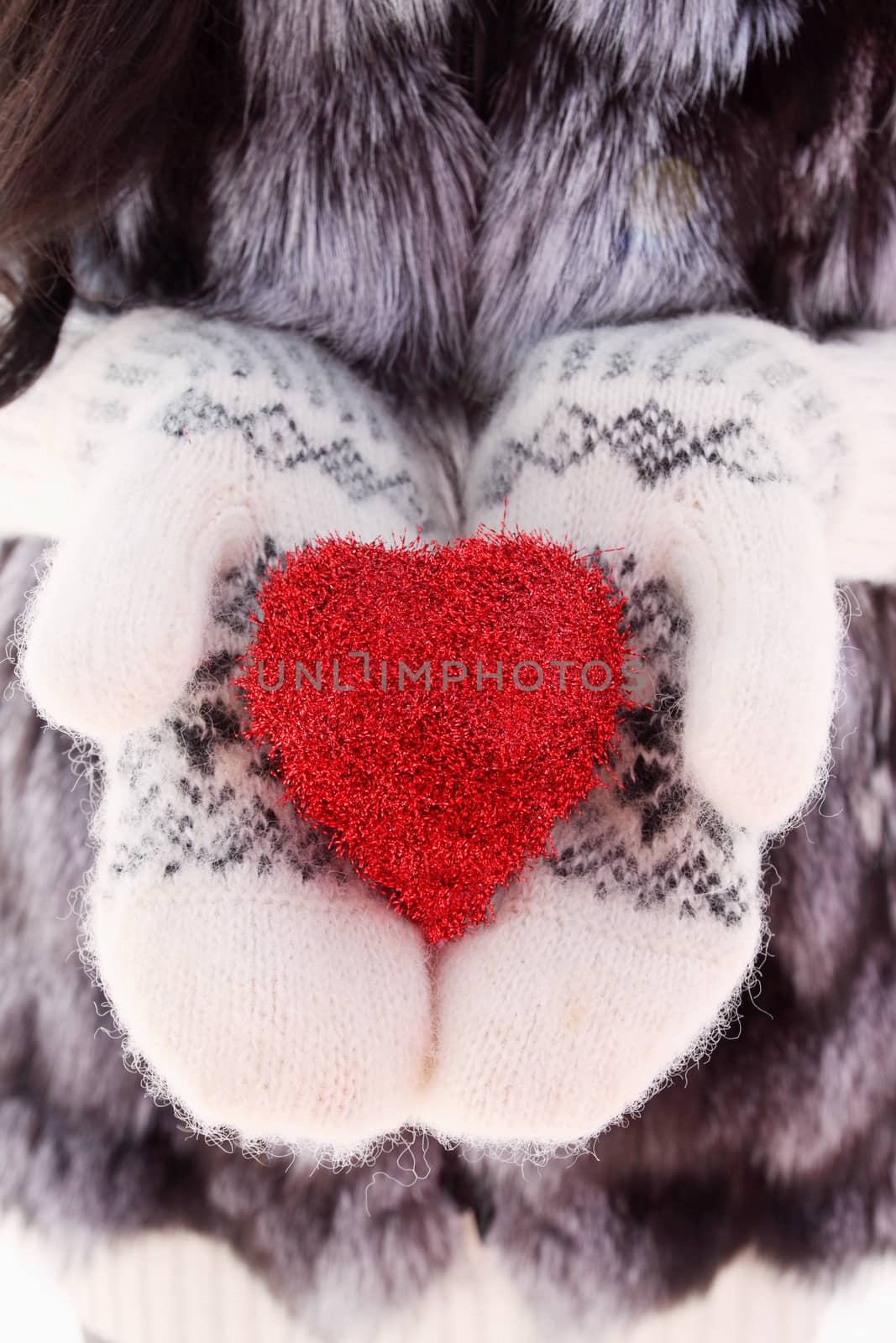 heart on mittens by Mallivan