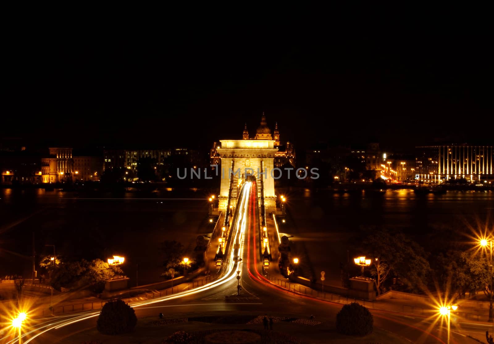 Night image of the hungarian chain Bridge by NagyDodo