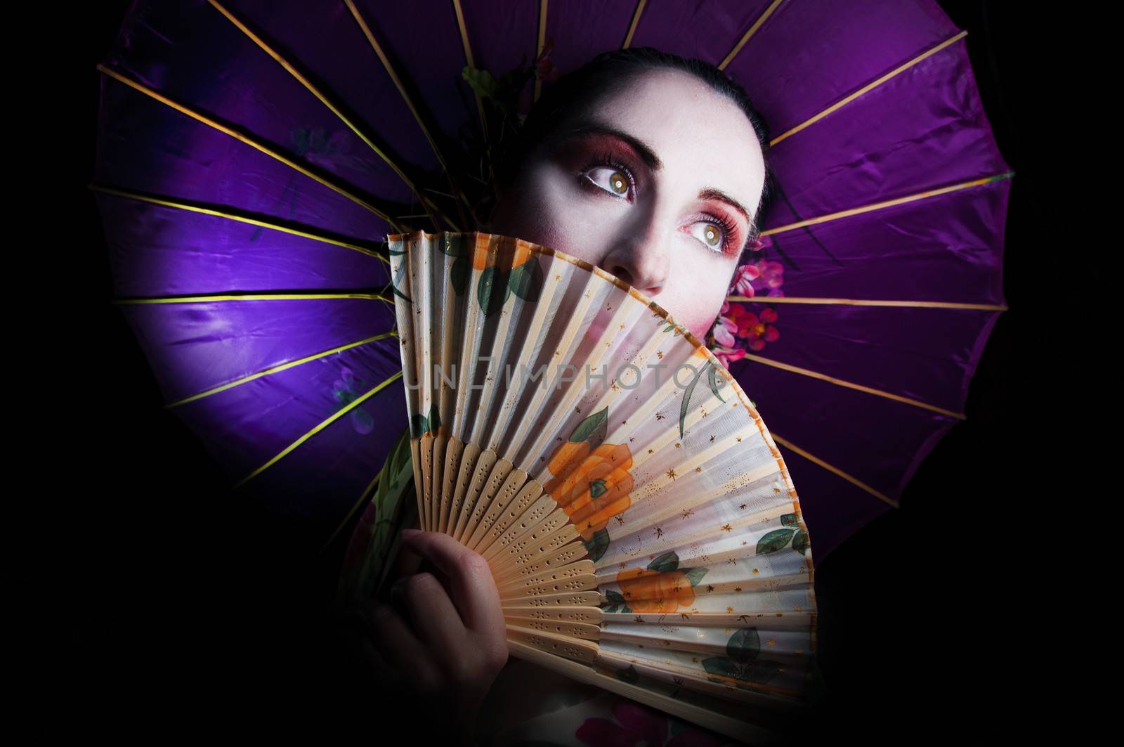 Geisha with fan by sognolucido