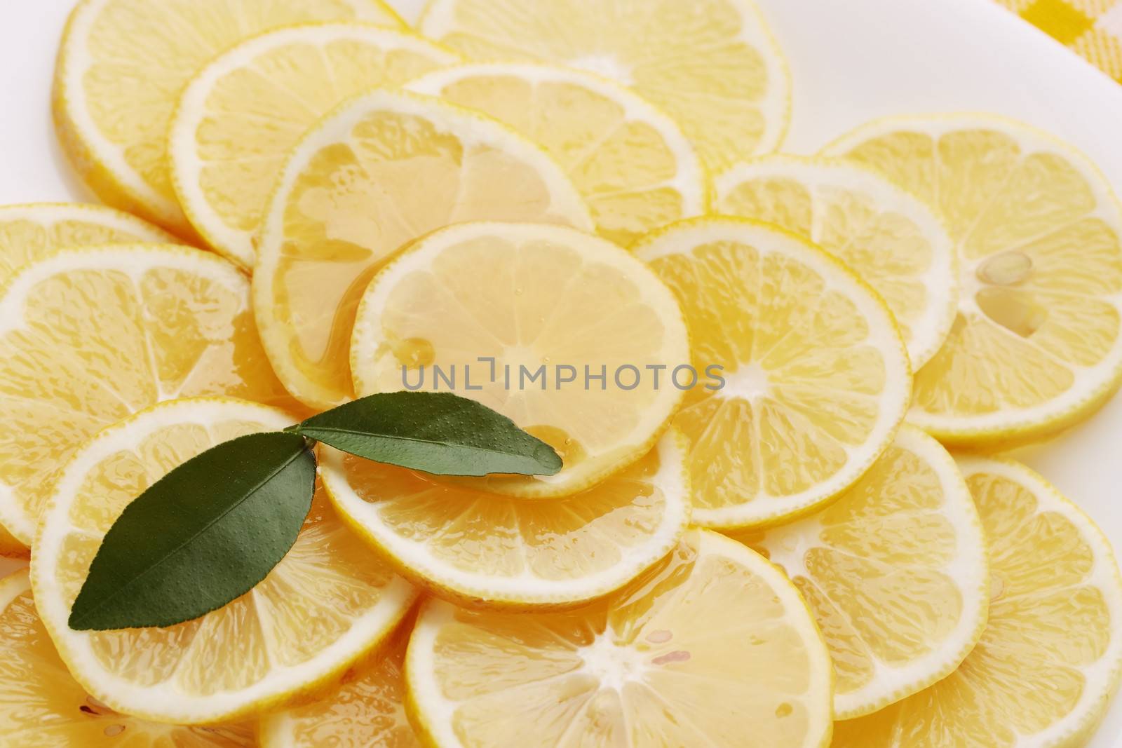 pour honey lemon slices on a plate