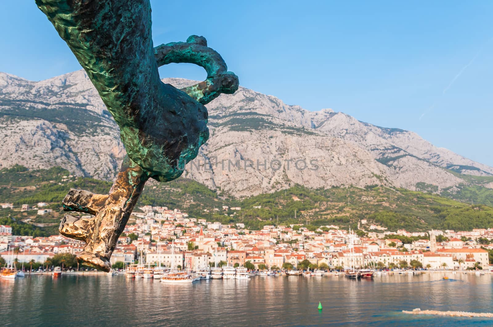 Key to Makarska in a hand of St Peter statue.