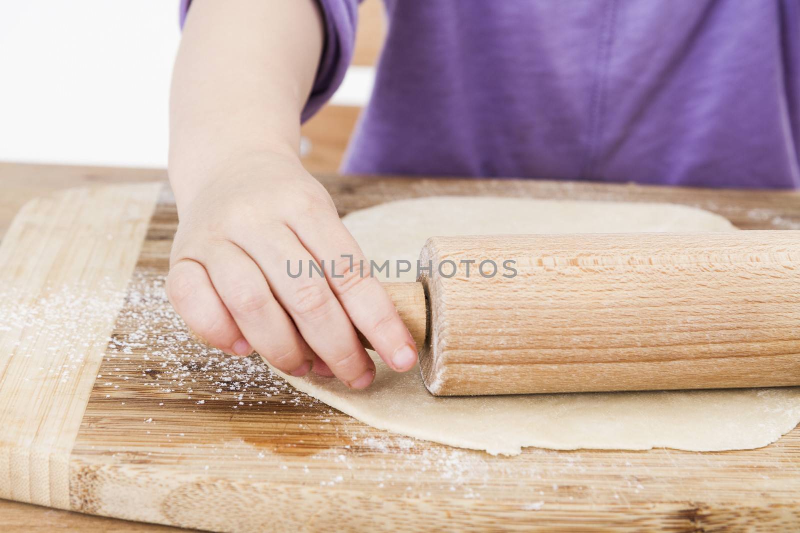 child baking pie by gewoldi