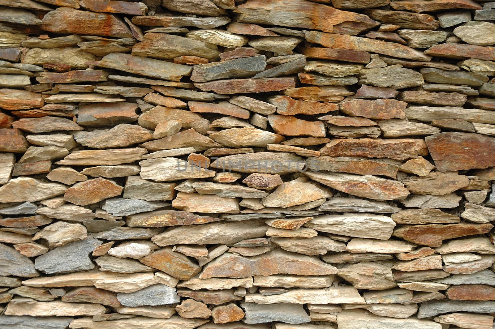 Wall made of flat, thin stones