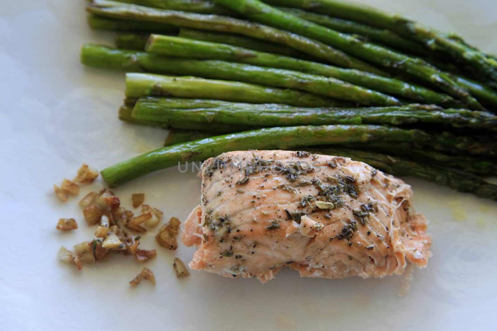 Grilled salmon with asparagus 