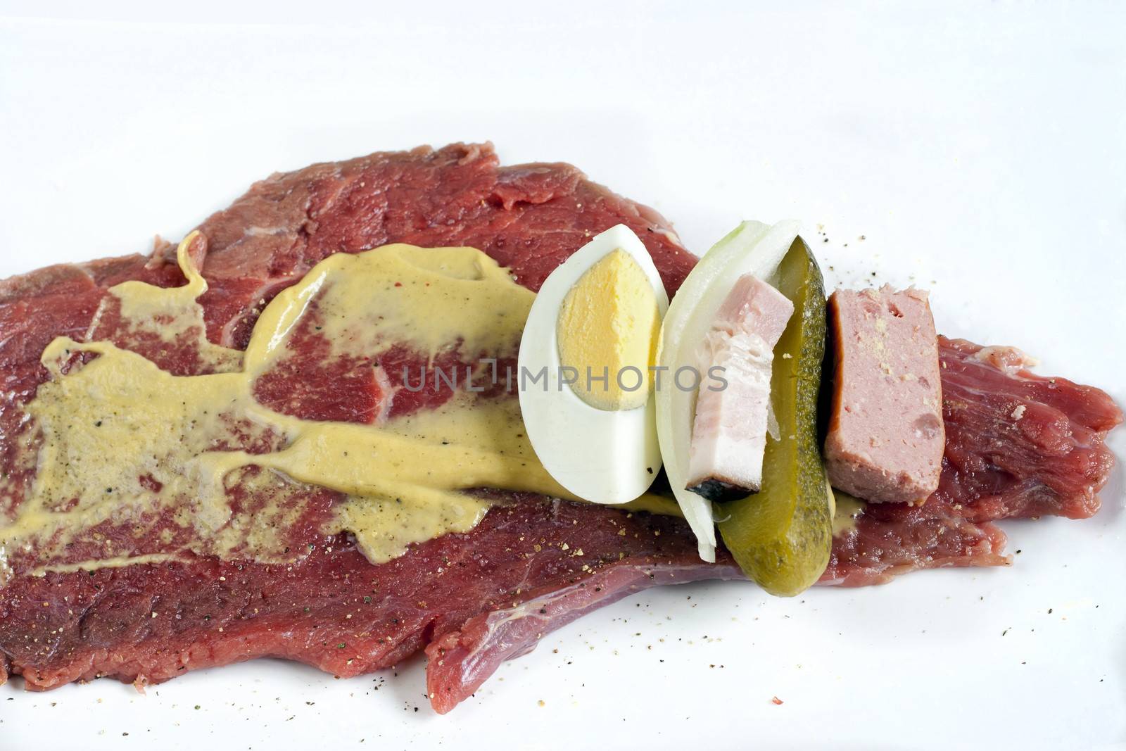 Olive - Spanish bird - this dish is steamed fillet of roast beef, filled with bacon, pickled cucumber, onion, sausage and egg. Serve with dumplings or rice.
Despite the name of the recipe does not have anything to do with Spain or the bird.Name of the dish comes from the court of Emperor Rudolf II. His mother was Marie of Austria and therefore the imperial court also cooked Spanish chefs. They also prepared veal rolls with stuffing, which were considered Spanish specialties.