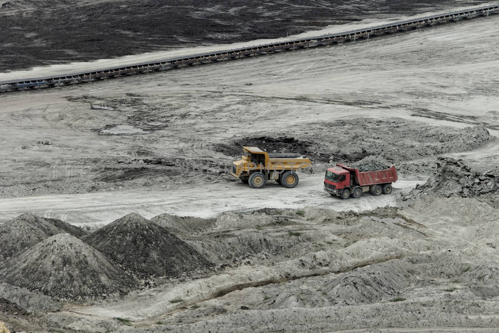 Coal mining in an open pit by NagyDodo