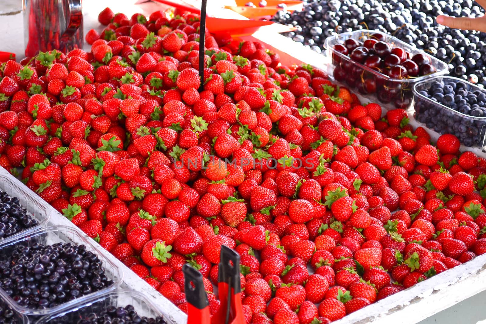 fresh strawberries by myibean