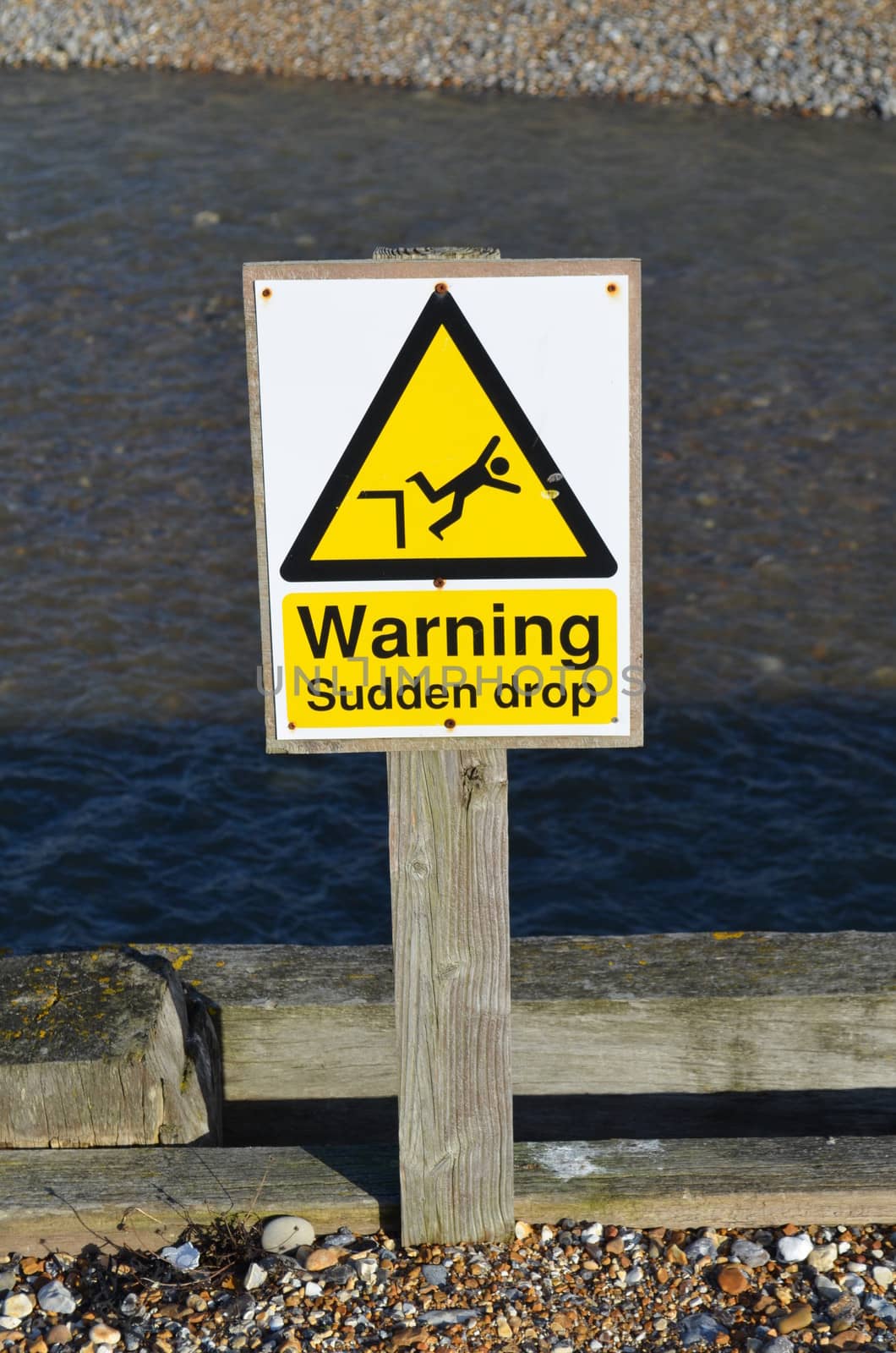 Warning sign informing of a sudden drop in terrain.