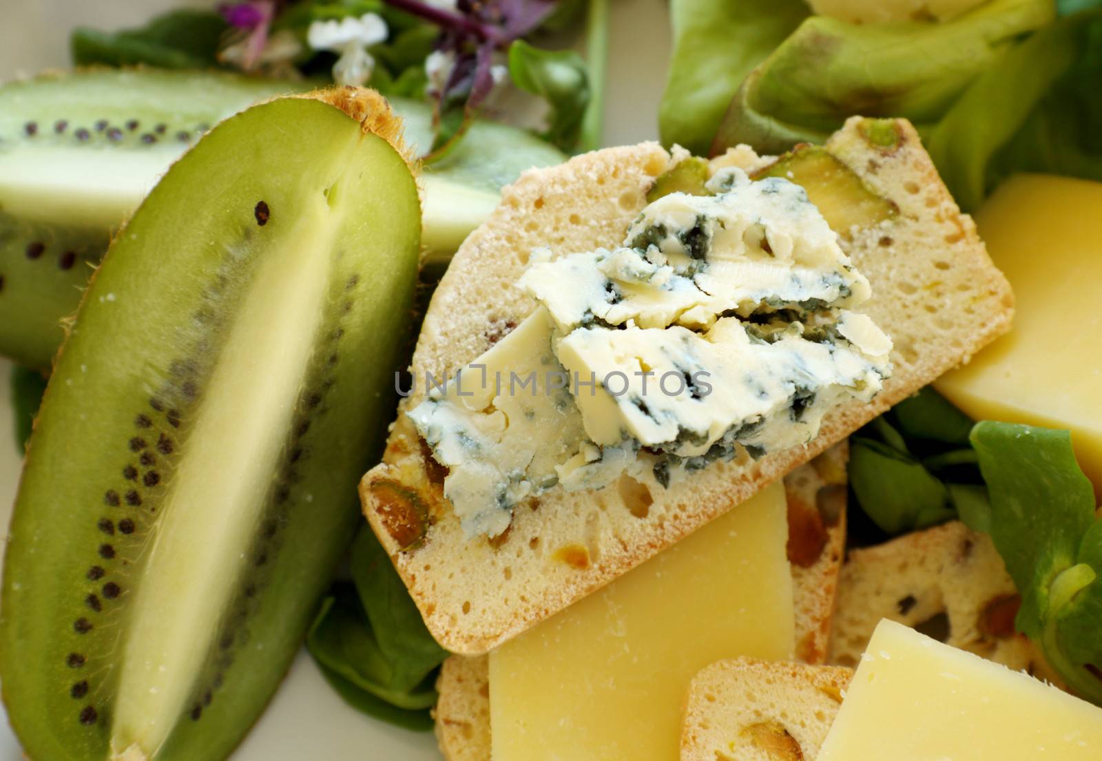 Fresh kiwi fruit with blue cheese on pistachio bread withsalad.
