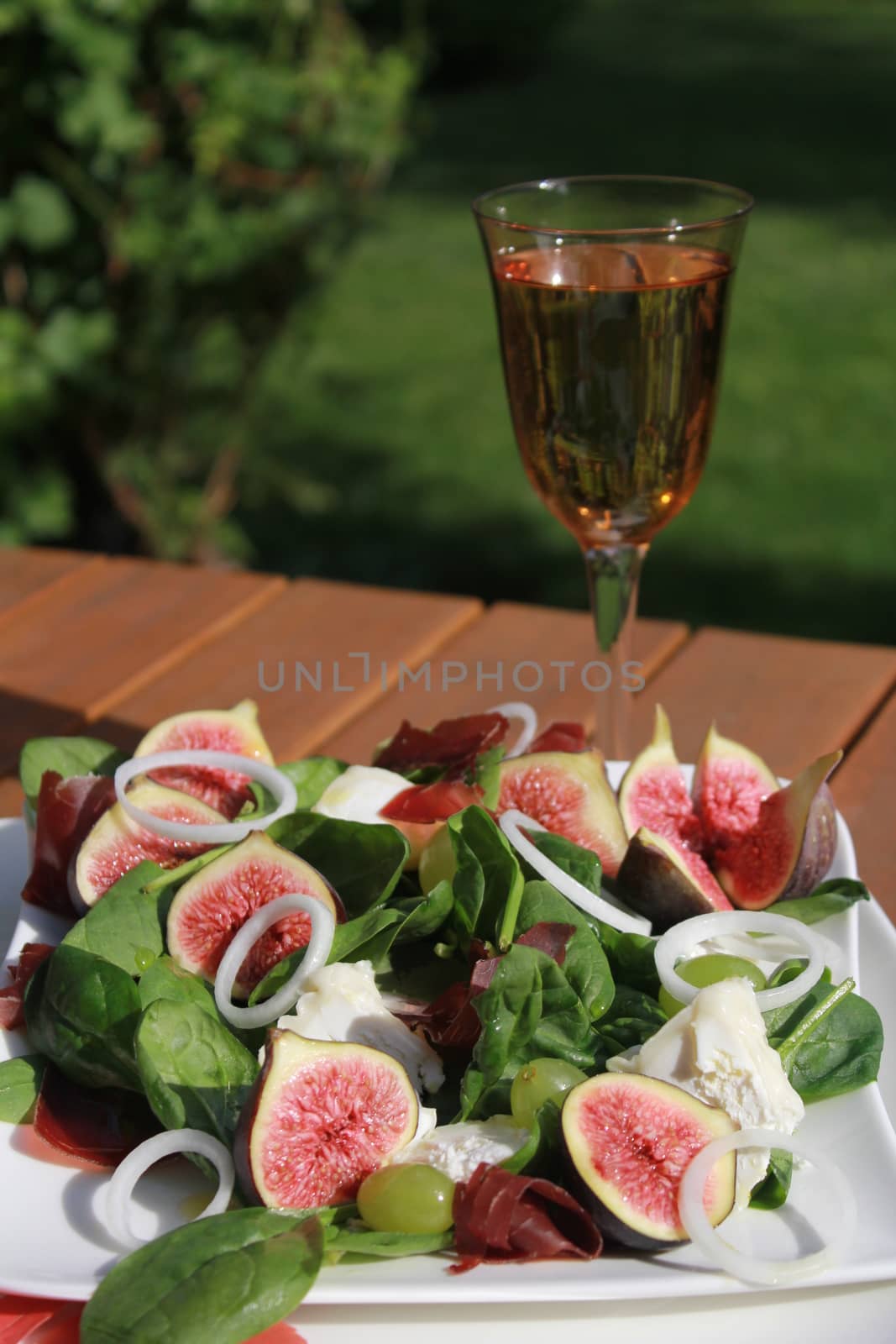 Salad with figs