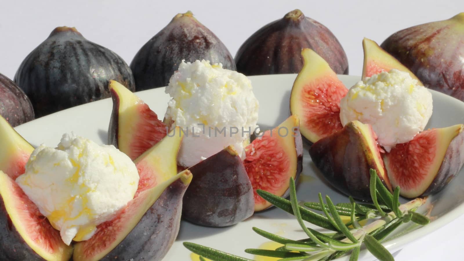 Figs stuffed with cheese and honey