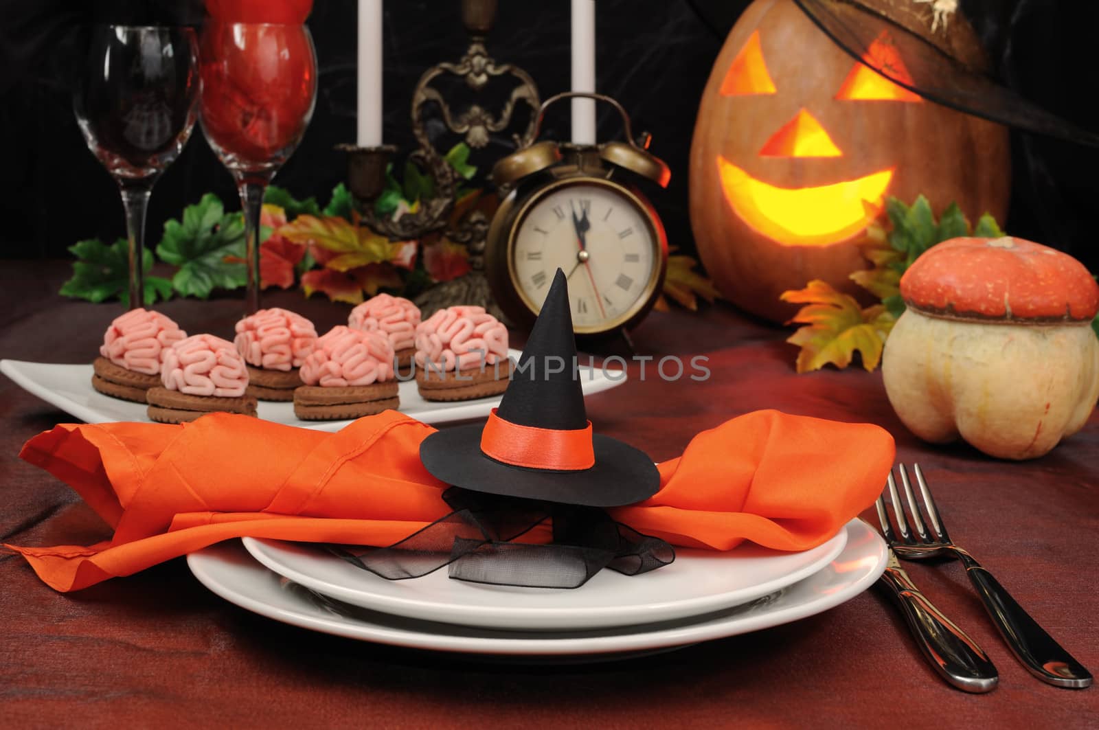 Napkin decorated witch hat for Halloween by Apolonia