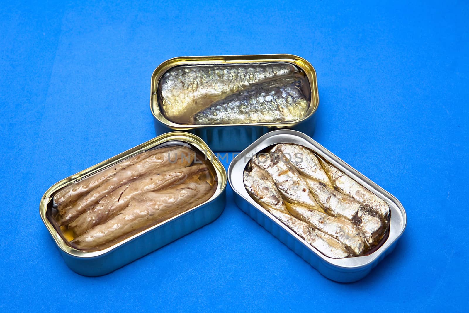 Tins of different sizes and opening