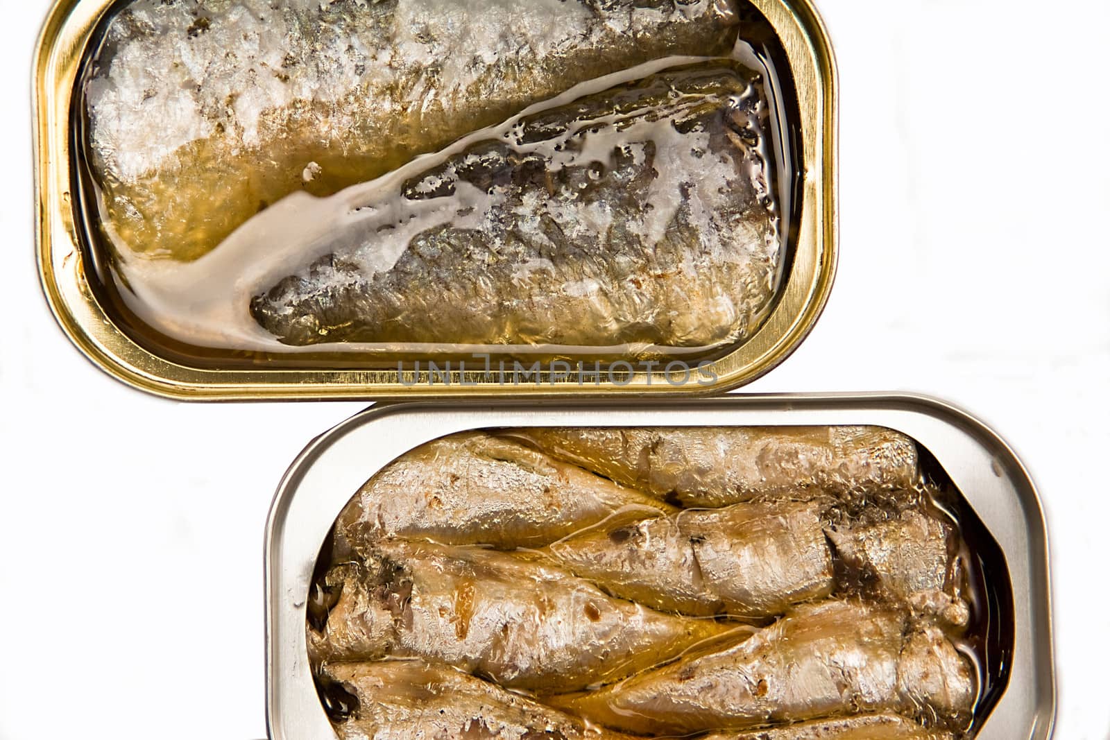 Tins of different sizes and opening