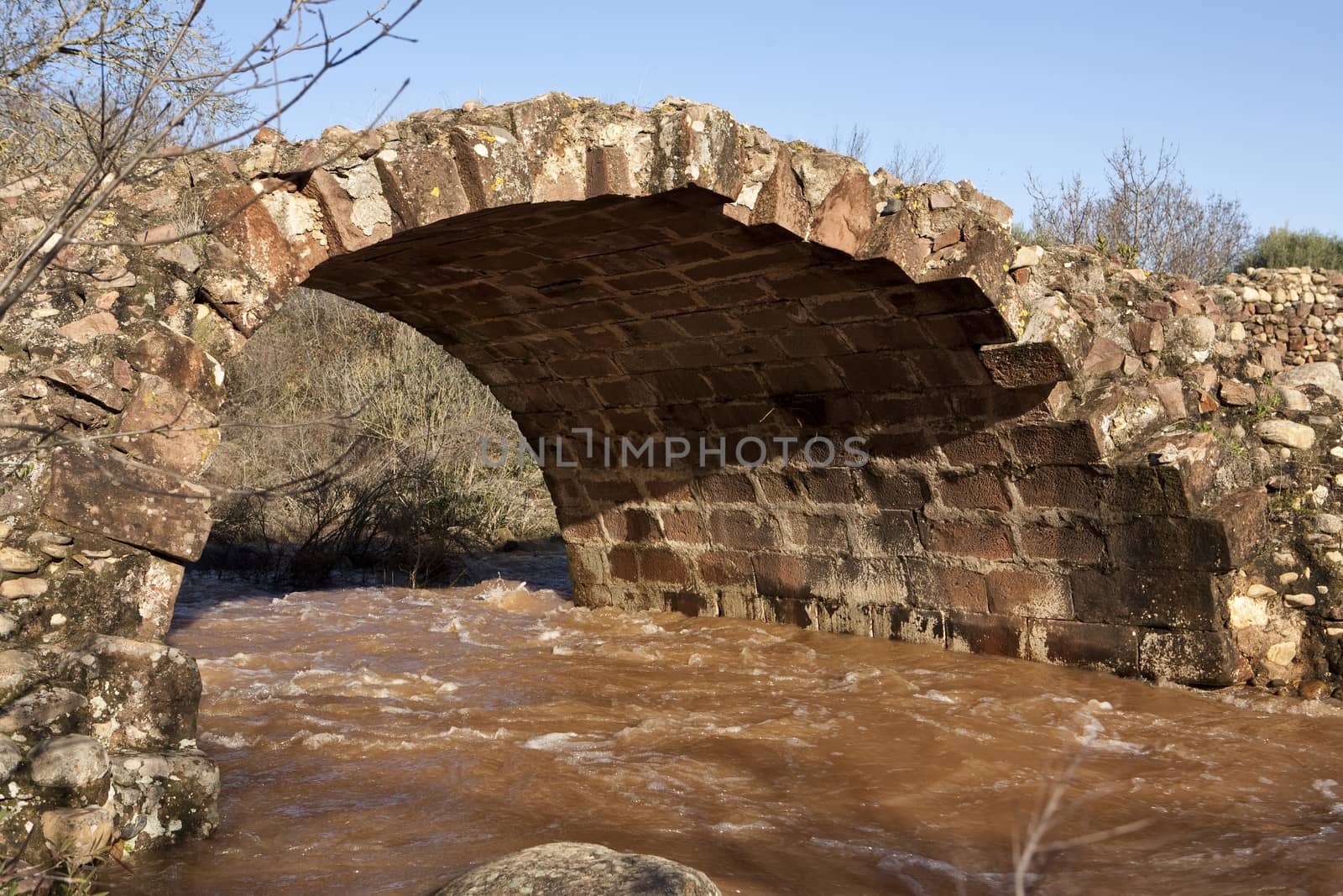 It is a Roman bridge that could belong to the primitive via Herculea, linking the ancient Oretania with the Spanish Levant, 3rd century a. d. C.. Is the landscape a beautiful formation of granitic rocks that are precipitating the River Guarrizas, forming two spectacular waterfalls that save the unevenness caused by the failure of Linares.