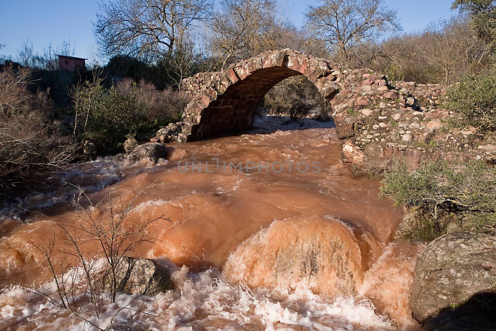 It is a Roman bridge that could belong to the primitive via Herculea, linking the ancient Oretania with the Spanish Levant, 3rd century a. d. C.. Is the landscape a beautiful formation of granitic rocks that are precipitating the River Guarrizas, forming two spectacular waterfalls that save the unevenness caused by the failure of Linares.