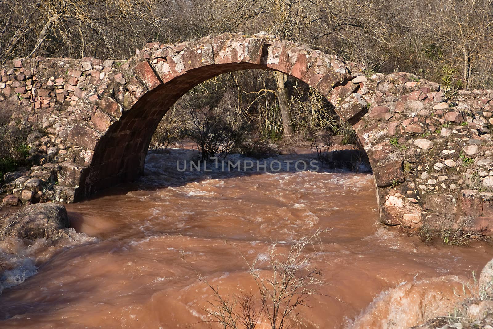 It is a Roman bridge that could belong to the primitive via Herculea, linking the ancient Oretania with the Spanish Levant, 3rd century a. d. C.. Is the landscape a beautiful formation of granitic rocks that are precipitating the River Guarrizas, forming two spectacular waterfalls that save the unevenness caused by the failure of Linares.