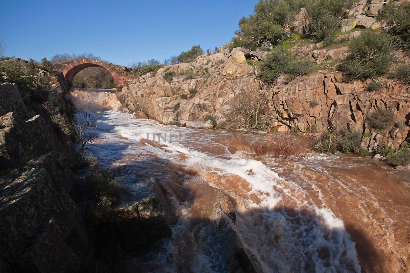 It is a Roman bridge that could belong to the primitive via Herculea, linking the ancient Oretania with the Spanish Levant, 3rd century a. d. C.. Is the landscape a beautiful formation of granitic rocks that are precipitating the River Guarrizas, forming two spectacular waterfalls that save the unevenness caused by the failure of Linares.