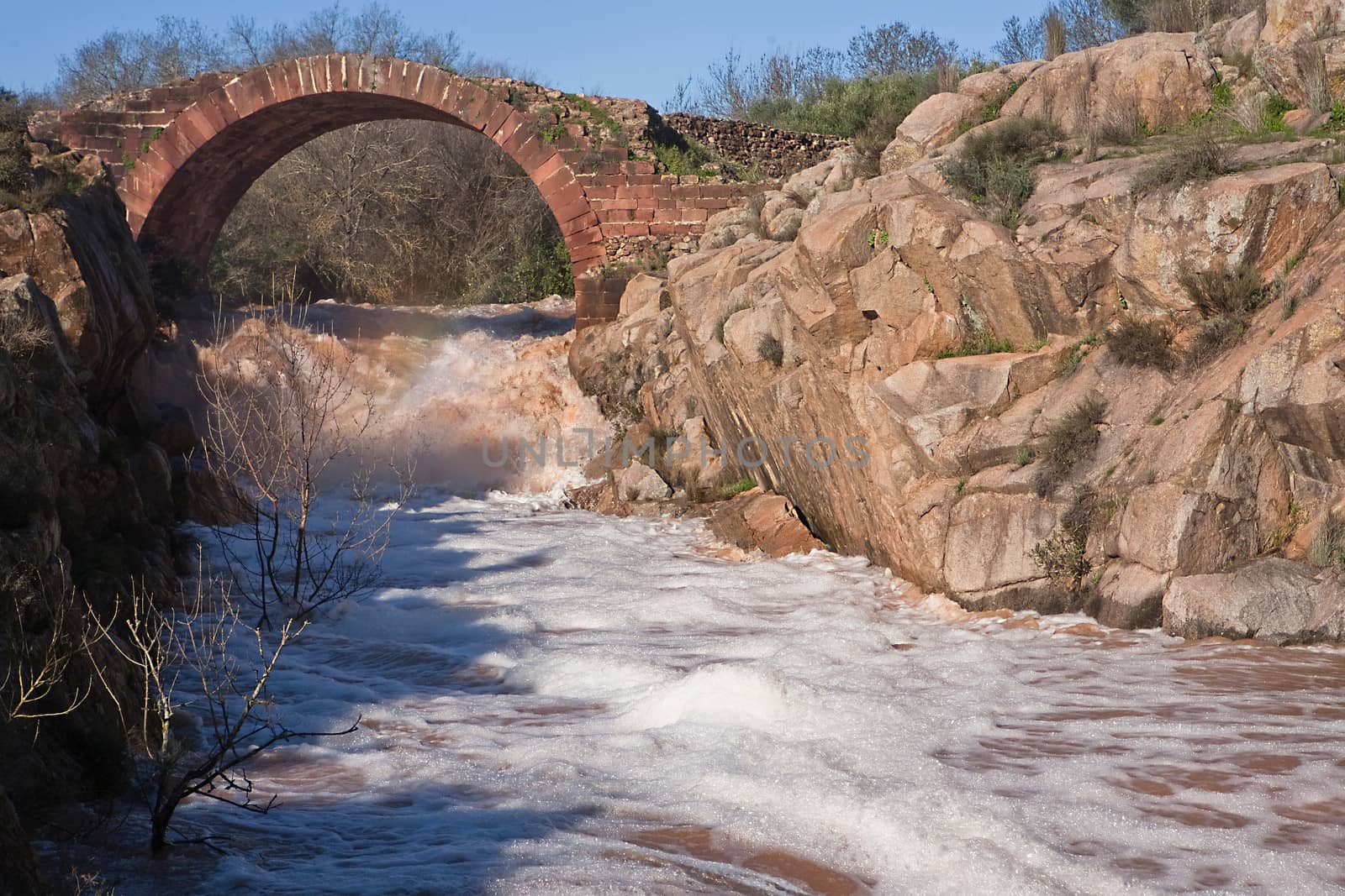 It is a Roman bridge that could belong to the primitive via Herculea, linking the ancient Oretania with the Spanish Levant, 3rd century a. d. C.. Is the landscape a beautiful formation of granitic rocks that are precipitating the River Guarrizas, forming two spectacular waterfalls that save the unevenness caused by the failure of Linares.