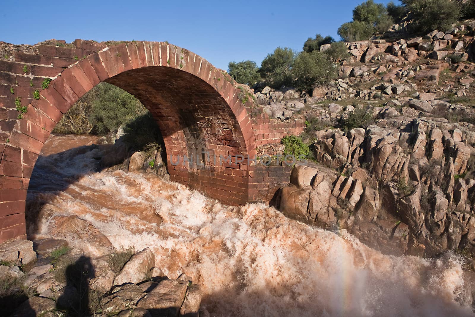 It is a Roman bridge that could belong to the primitive via Herculea, linking the ancient Oretania with the Spanish Levant, 3rd century a. d. C.. Is the landscape a beautiful formation of granitic rocks that are precipitating the River Guarrizas, forming two spectacular waterfalls that save the unevenness caused by the failure of Linares.