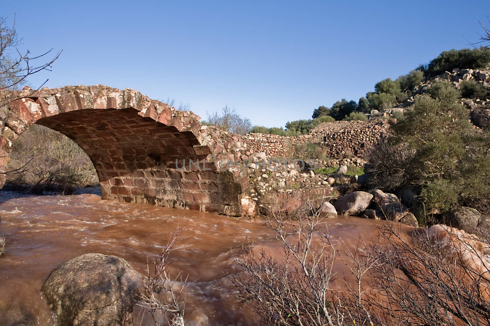 It is a Roman bridge that could belong to the primitive via Herculea, linking the ancient Oretania with the Spanish Levant, 3rd century a. d. C.. Is the landscape a beautiful formation of granitic rocks that are precipitating the River Guarrizas, forming two spectacular waterfalls that save the unevenness caused by the failure of Linares.