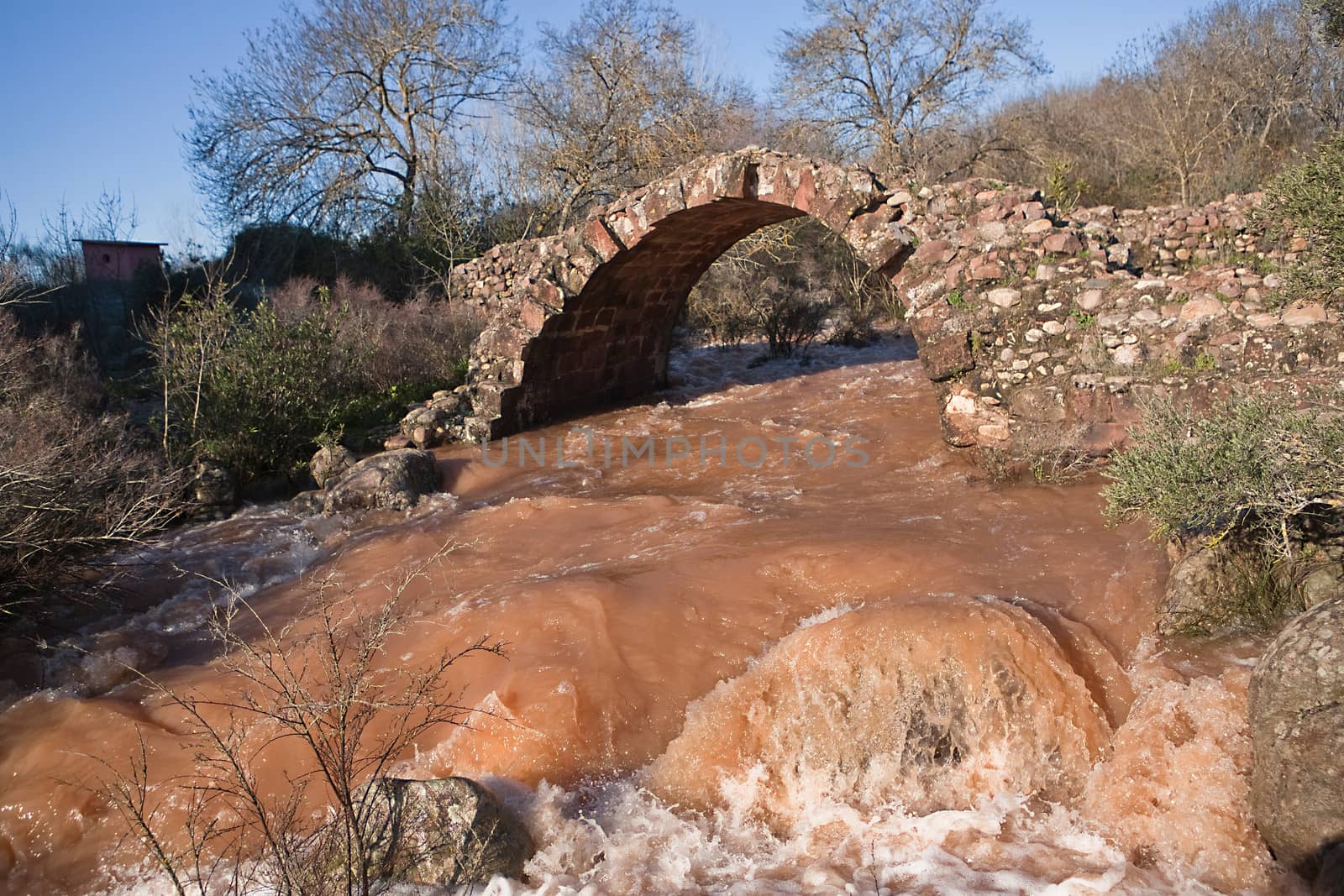 It is a Roman bridge that could belong to the primitive via Herculea, linking the ancient Oretania with the Spanish Levant, 3rd century a. d. C.. Is the landscape a beautiful formation of granitic rocks that are precipitating the River Guarrizas, forming two spectacular waterfalls that save the unevenness caused by the failure of Linares.