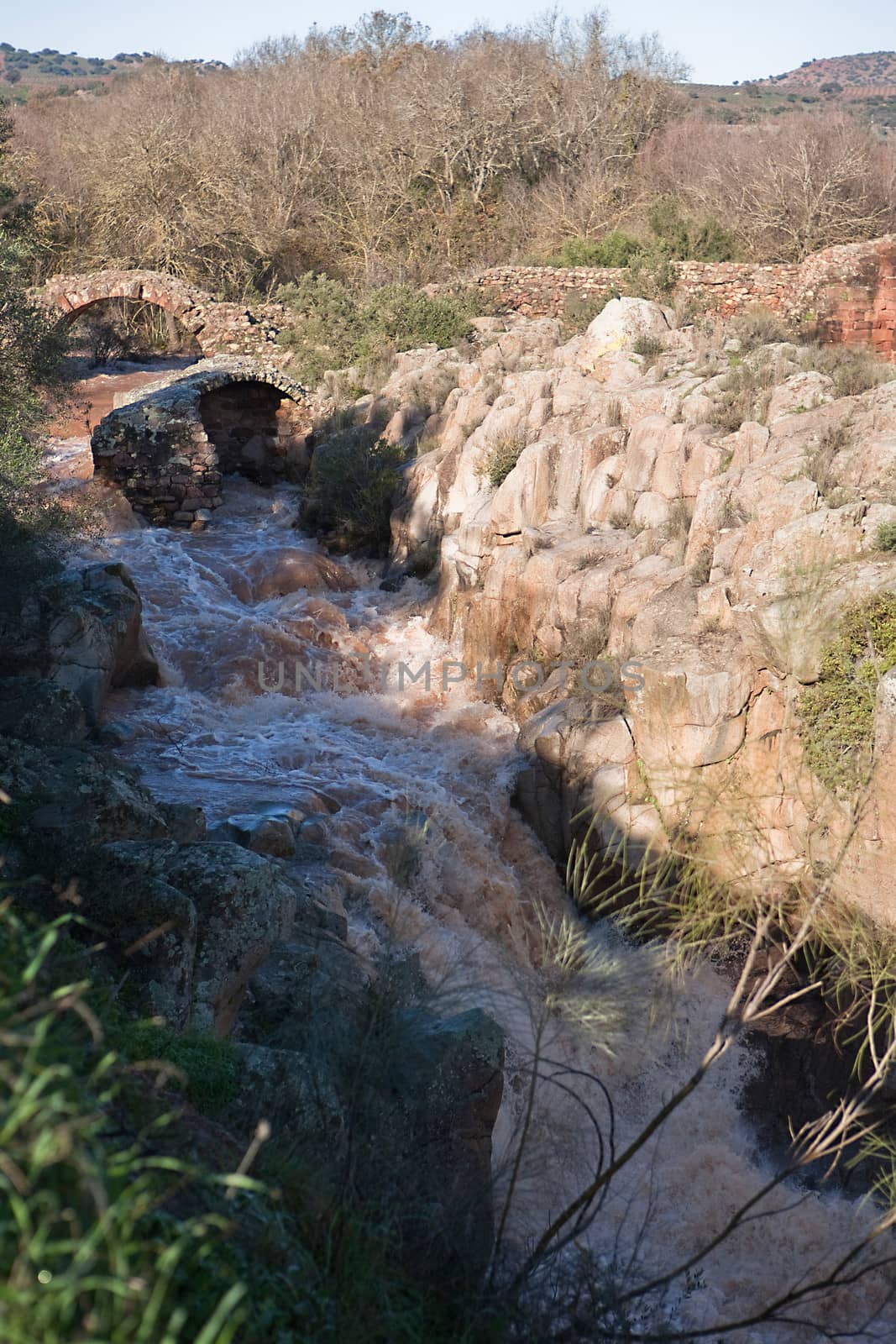 It is a Roman bridge that could belong to the primitive via Herculea, linking the ancient Oretania with the Spanish Levant, 3rd century a. d. C.. Is the landscape a beautiful formation of granitic rocks that are precipitating the River Guarrizas, forming two spectacular waterfalls that save the unevenness caused by the failure of Linares.